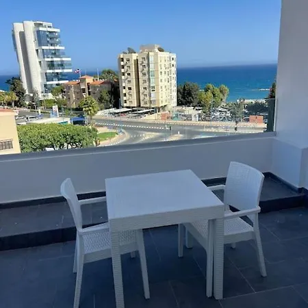 Seaview, 1 Bedroom With A Pool * לימסול